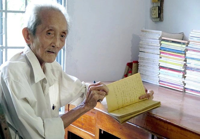 Nhà văn Trang Thế Hy bên bàn viết